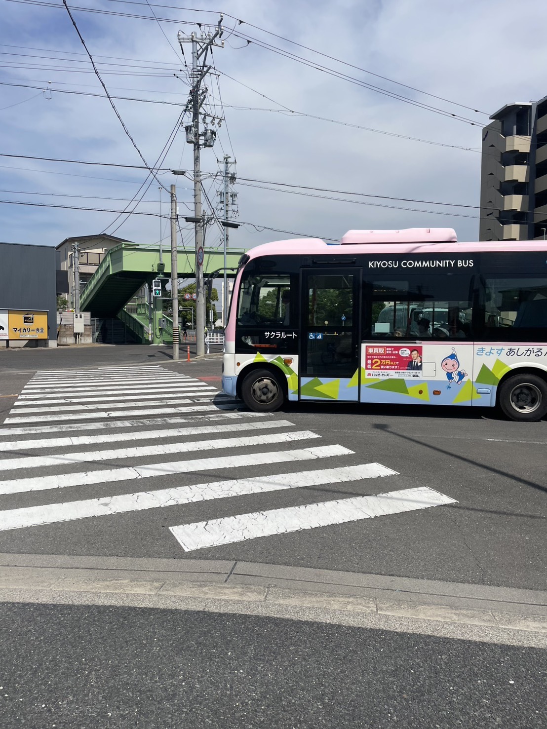 横断歩道を通過する清須コミュニティバス