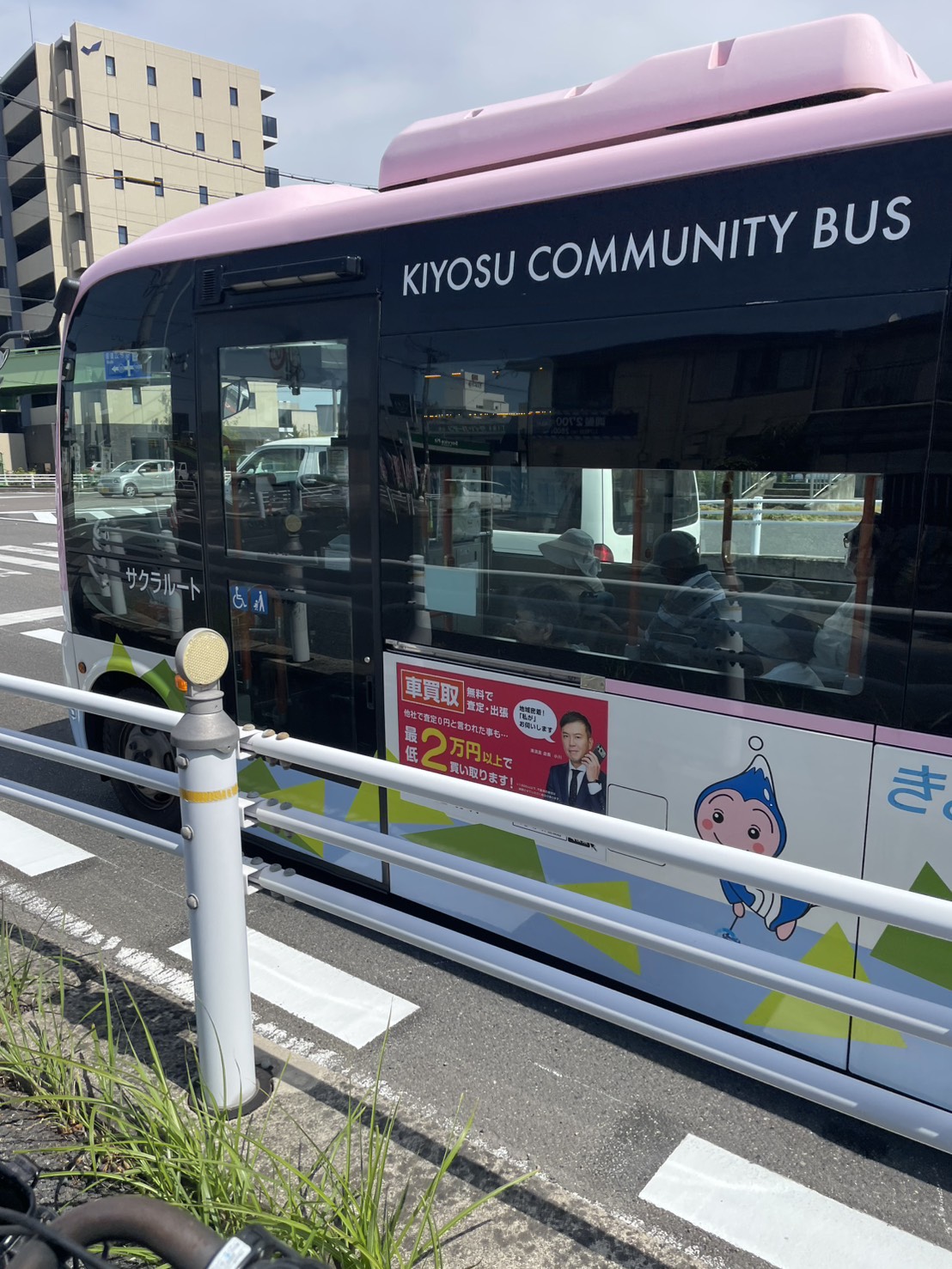 清須コミュニティバスに掲出されたハッピーカーズ清須店の車買取広告