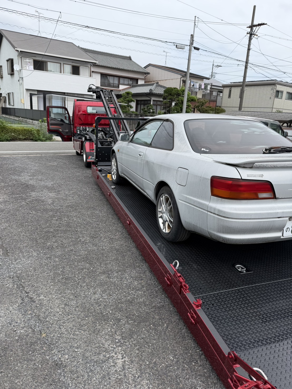 買い取ったお車を積載車に載せてお引き取りする様子